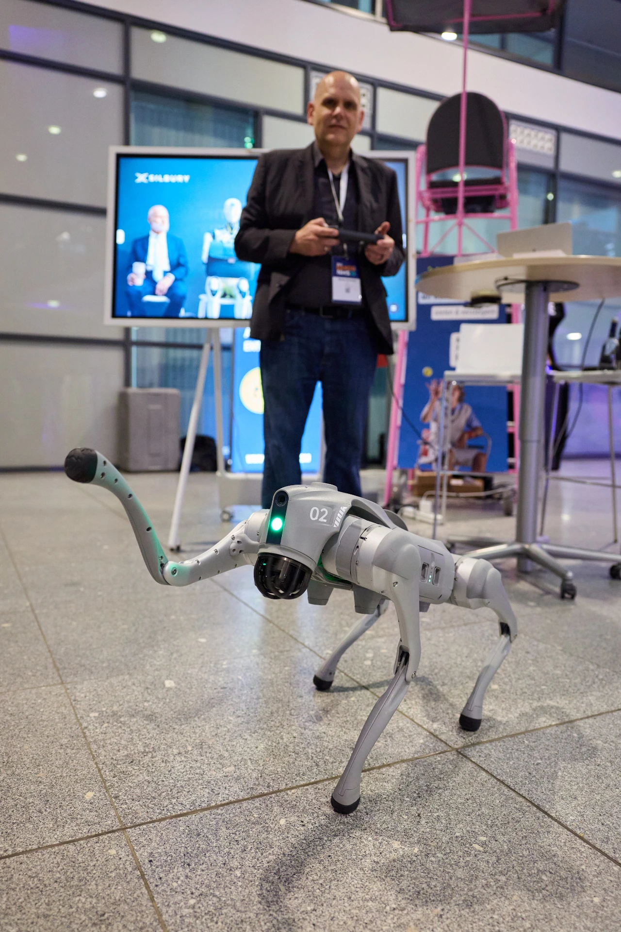 Simba, der mobile KI-Robotik-Prototyp von Silbury, wird per Fernbedienung über eine Eventfläche gesteuert