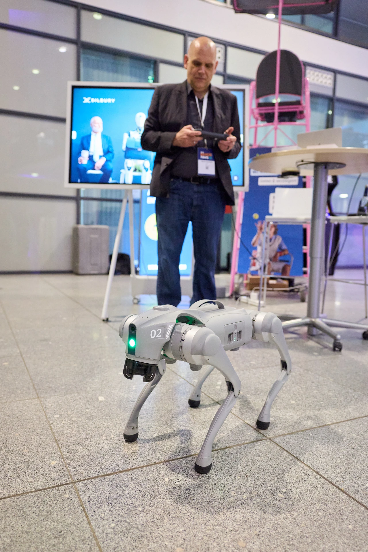 Nahaufnahme des Simba-Prototyps mit aktivem Sensor-Licht während einer Live-Vorführung