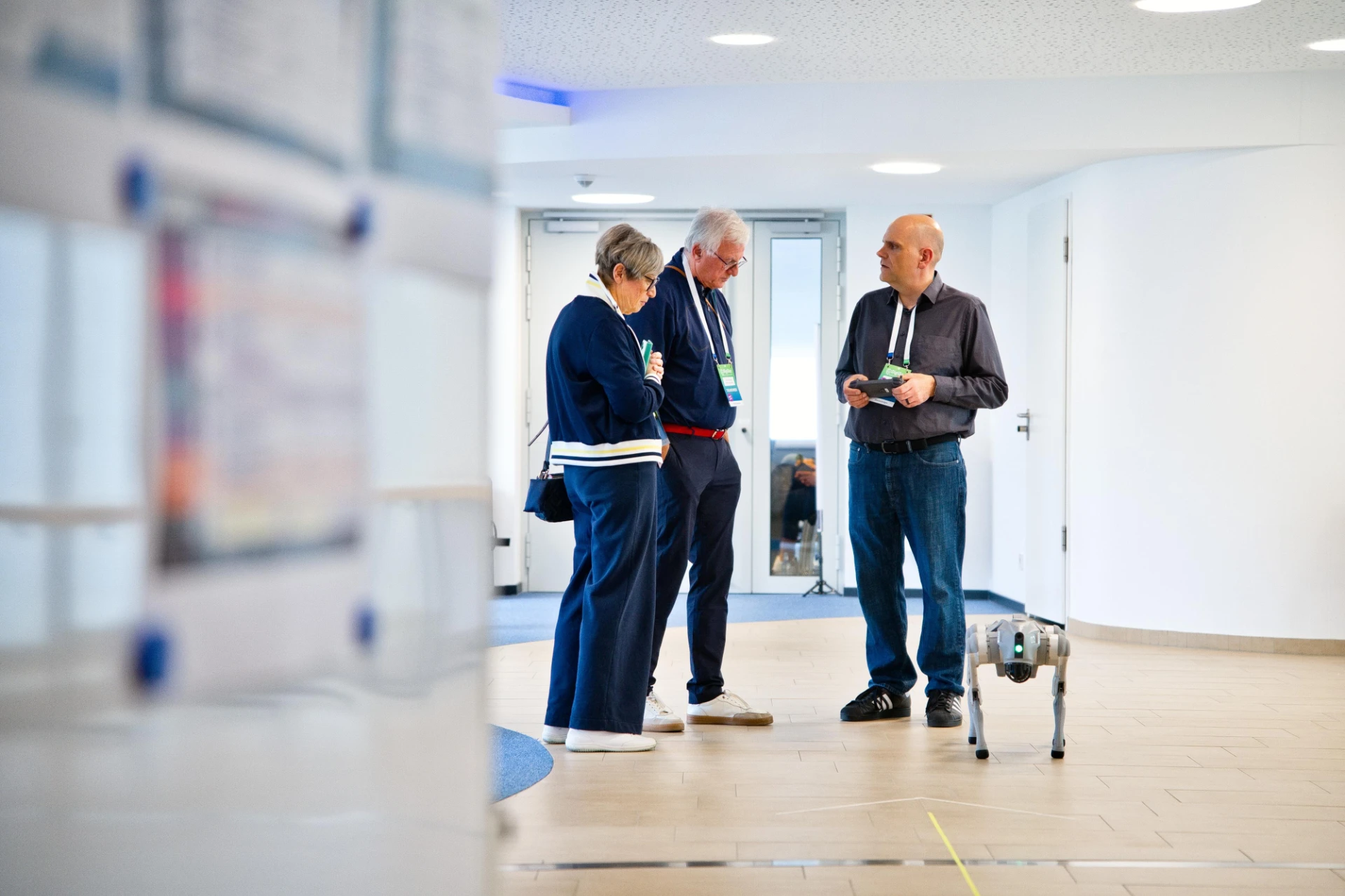 Besucher beobachten den Simba-Prototypen bei einer Live-Vorführung
